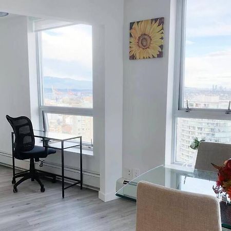 Апартаменты Downtown 3Br/2Ba+Views+Skytrain+Free Parking Ванкувер Экстерьер фото
