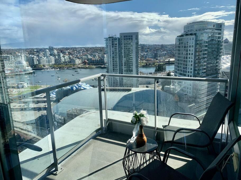 Апартаменты Downtown 3Br/2Ba+Views+Skytrain+Free Parking Ванкувер Экстерьер фото