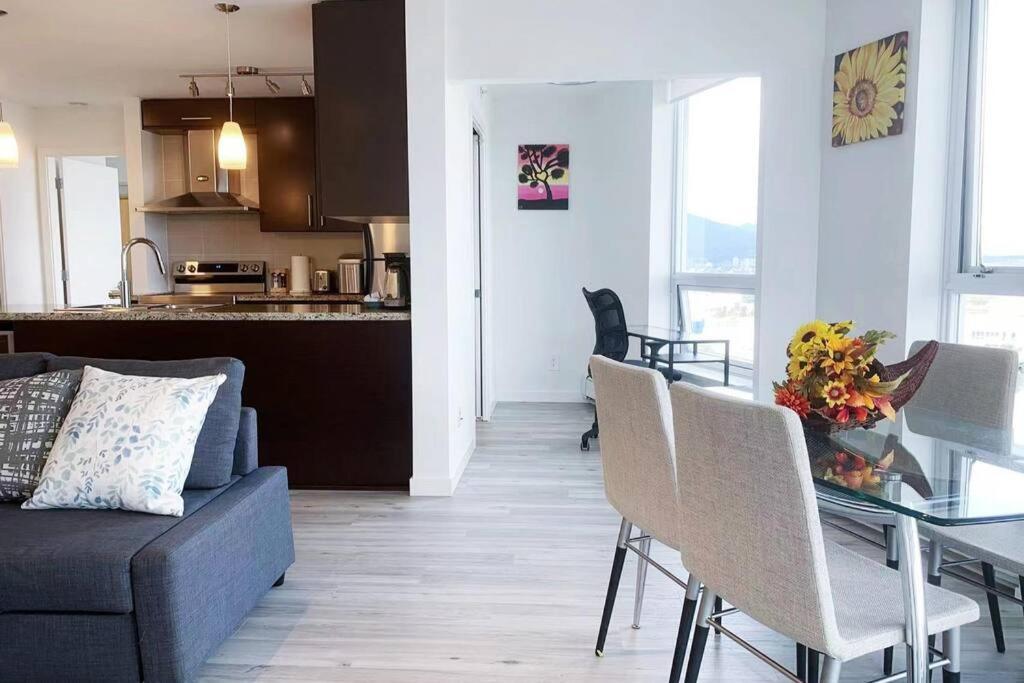 Апартаменты Downtown 3Br/2Ba+Views+Skytrain+Free Parking Ванкувер Экстерьер фото